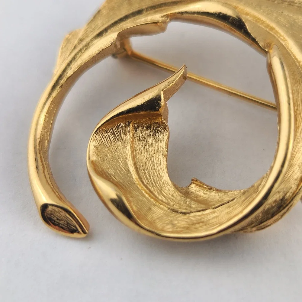 Monet Vintage Gold Tone Swirl Leaf Brooch Textured Brushed Botanical Pin‎
